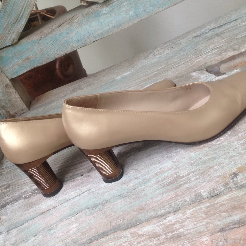 SALVATORE FERRAGAMO
CLOSED TOE HEEL - Picture 4 of 5